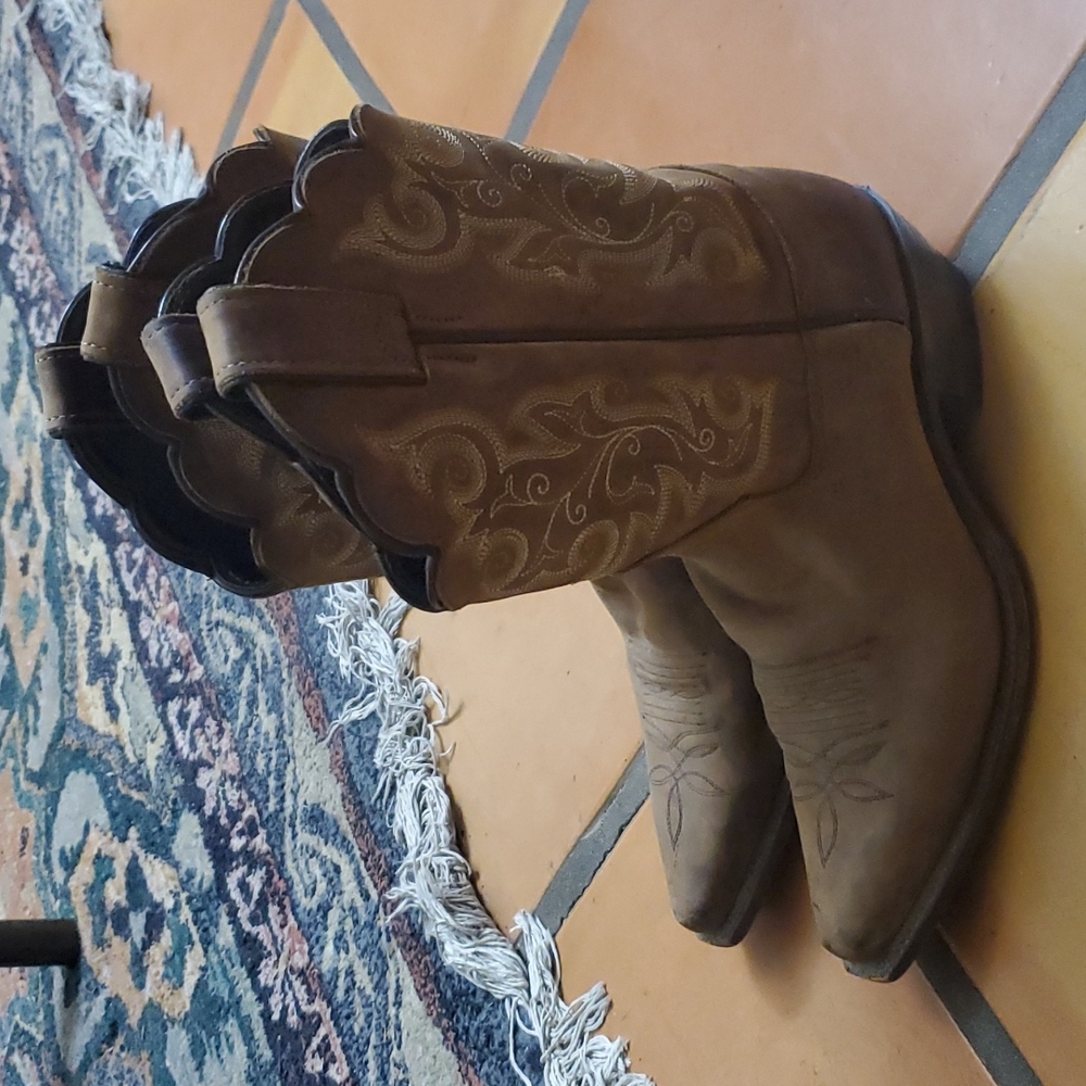 Justin cowboy boots Style L4933 size B size 7